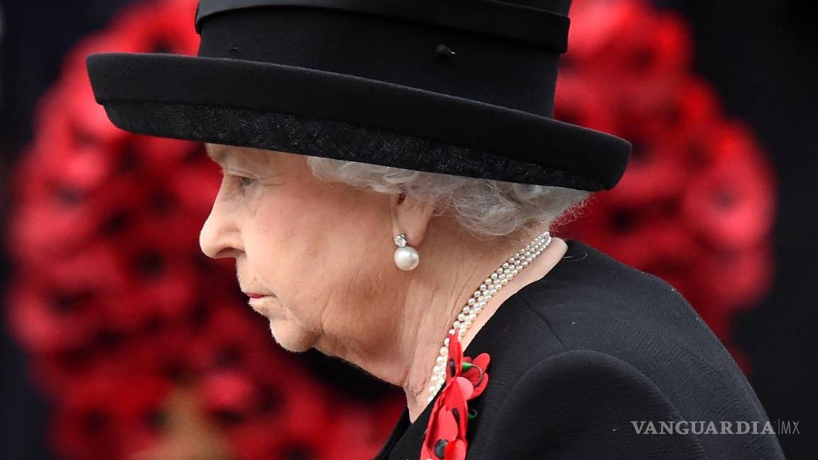 $!La reina Isabel II de Gran Bretaña durante la ceremonia del Domingo del Recuerdo en el Cenotafio de Londres, Gran Bretaña, el 8 de noviembre de 2015.