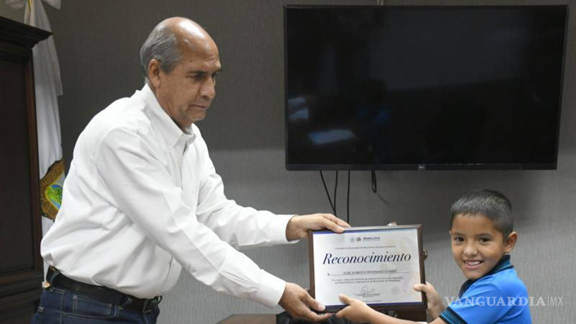 $!Al pequeño le fue entregado un reconocimiento por su destacado aprovechamiento, además de una impresora, una laptop y un mouse.