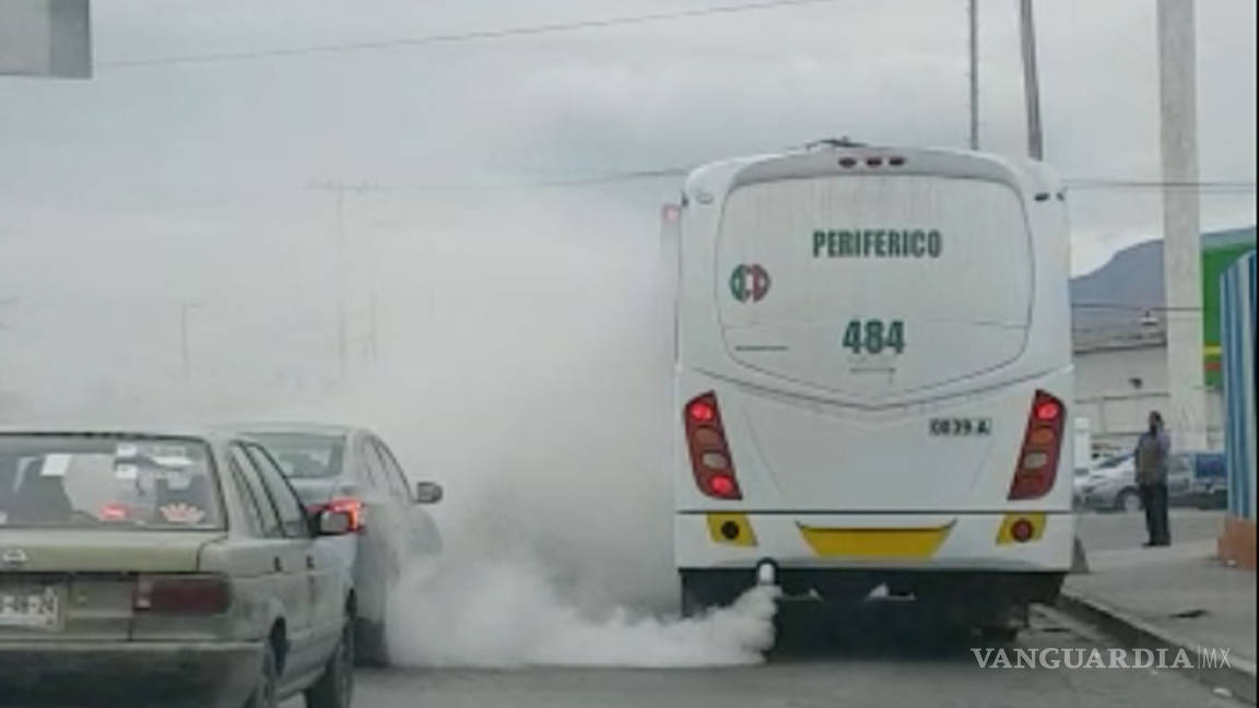 ‘Envenena’ el aire, unidad de la ruta Periférico en Saltillo