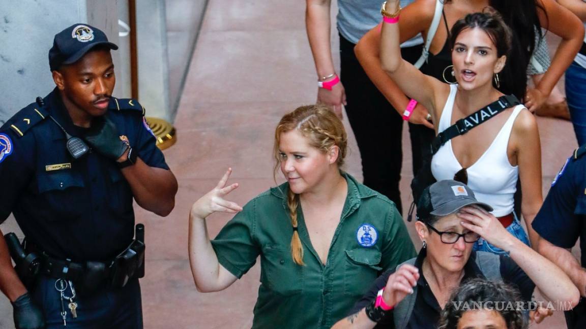 Amy Schumer y Emily Ratajkowski son detenidas mientras protestaban contra Kavanaugh