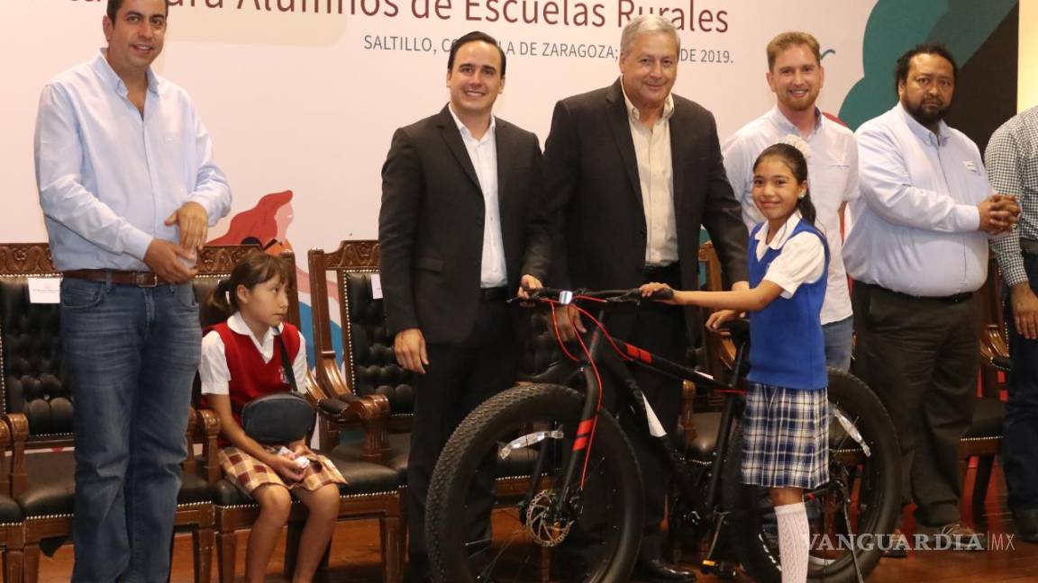 Entregan bicicletas a niños de zonas rurales de Saltillo