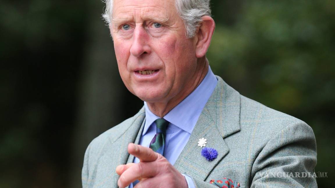 Captan al príncipe Carlos besando a un hombre; en riesgo el trono