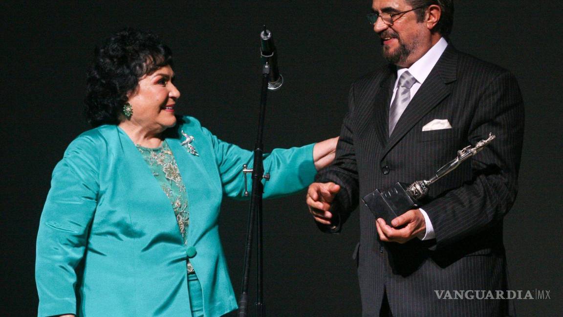 $!22 de julio de 2009. Carmen Salinas entregó una Diosa de Plata que lleva su nombre al cómico Manuel “Flaco” Ibañez. Cuartoscuro/Isaac Esquivel