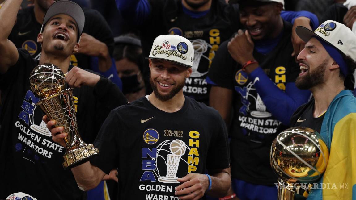 $!Stephen Curry, sostiene el Trofeo MVP de las Finales de la NBA (c) mientras el Jordan Poole (i), celebra con Klay Thompson (d).