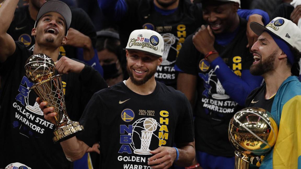 $!Stephen Curry, sostiene el Trofeo MVP de las Finales de la NBA (c) mientras el Jordan Poole (i), celebra con Klay Thompson (d).