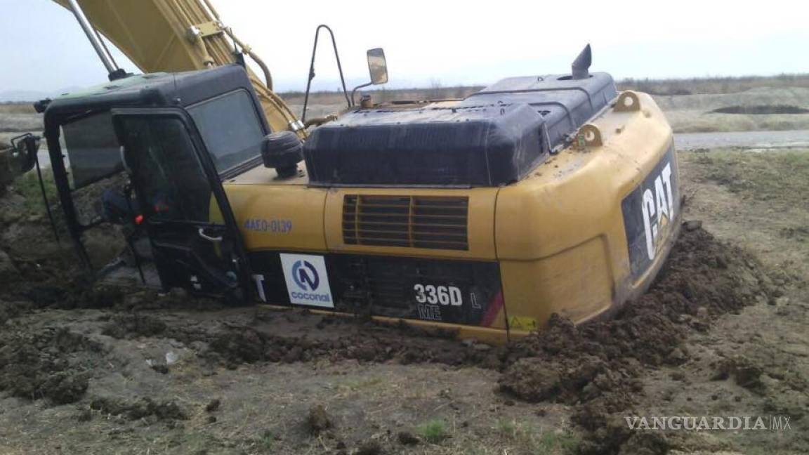 Se viraliza imagen de excavadora hundida en terrenos del NAIM