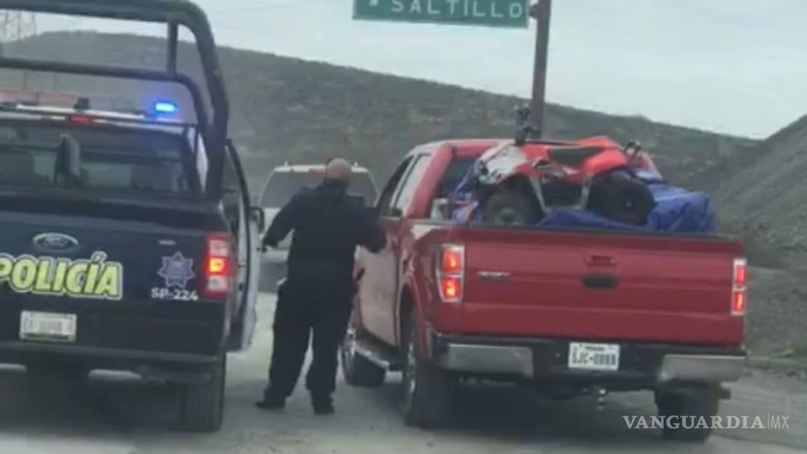 Exhiben a policías de Monclova por intento de extorsión a paisanos que cruzan la ciudad (videos)
