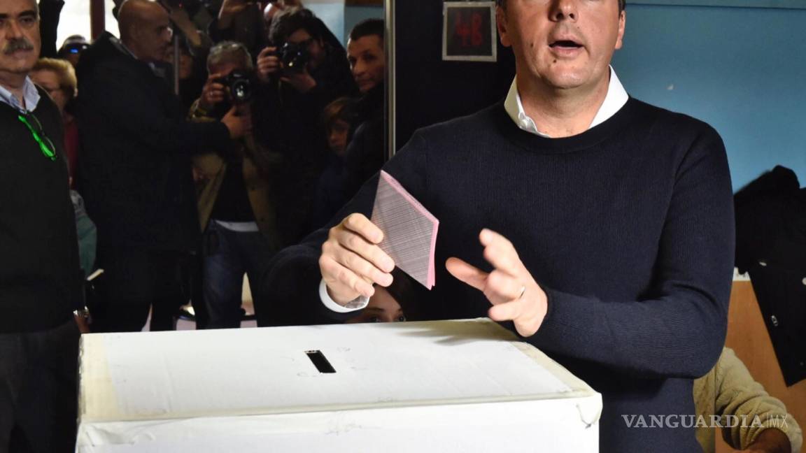Italia vota hoy un referéndum del que depende el futuro de Renzi