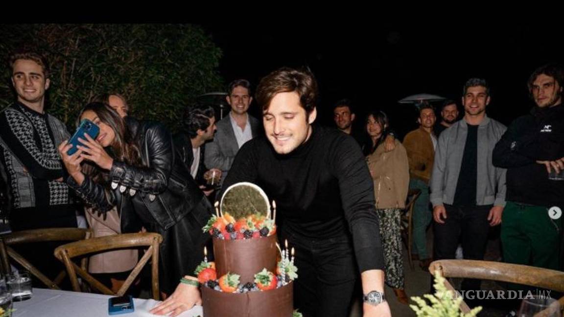 $!En esta foto Diego mostró su pastel de cumpleaños.