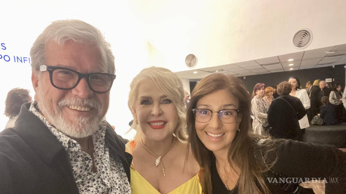$!Cristina Sada Salinas, al centro, productora del concierto de anoche, con el autor y su esposa, Gabriela Kalifa Kaún.