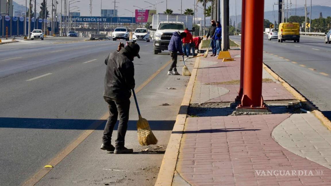 Cuadrilla limpia imagen de bulevar en Ramos Arizpe