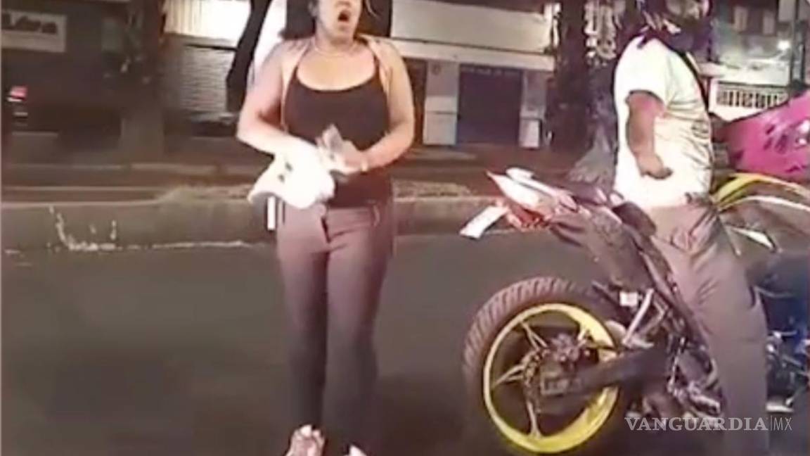 $!Mujer insultó y agredió a policías; uniformada la sometió con jalón de cabellos