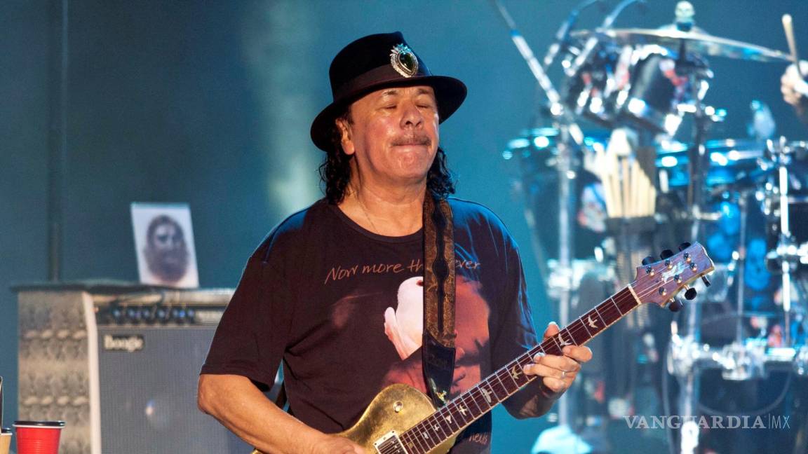 Carlos Santana, pionero de la fusión del rock y la música latina, celebra sus 75 años
