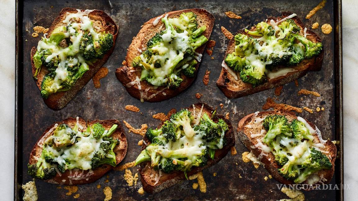 Deliciosa receta de tostadas de brócoli con queso provolone derretido