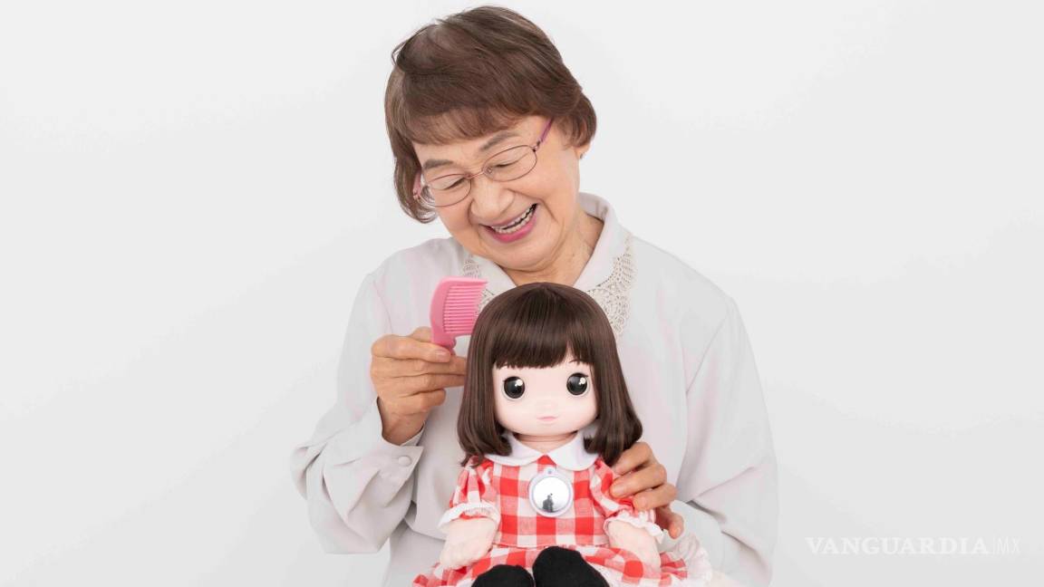 Muñeca con IA alivia el aislamiento de personas de la tercera edad