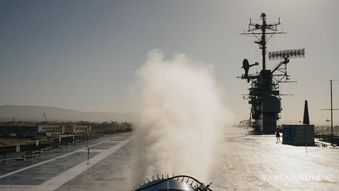 $!Una máquina rociadora diseñada para iluminar las nubes en la cubierta de vuelo del Hornet, un portaaviones fuera de servicio que ahora es un museo en California.