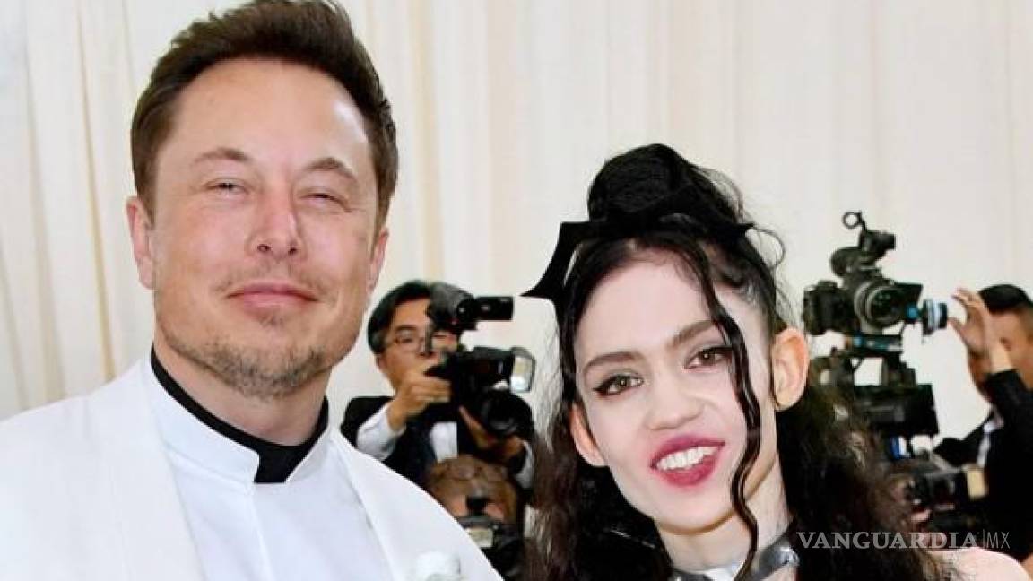 La cantante Grimes, expareja de Musk se deslinda de él y de su saludo supuestamente ‘nazi’