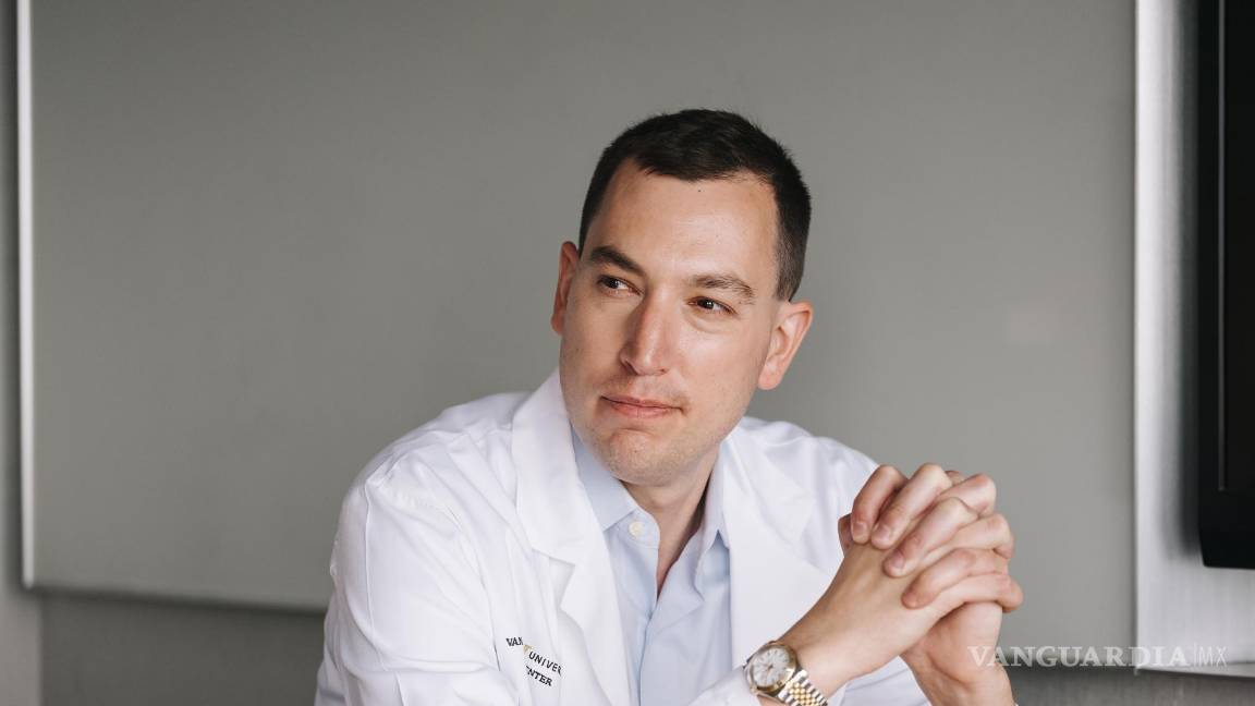 $!Jesse Ehrenfeld, presidente de la junta directiva de la Asociación Médica Estadounidense, en Chicago.