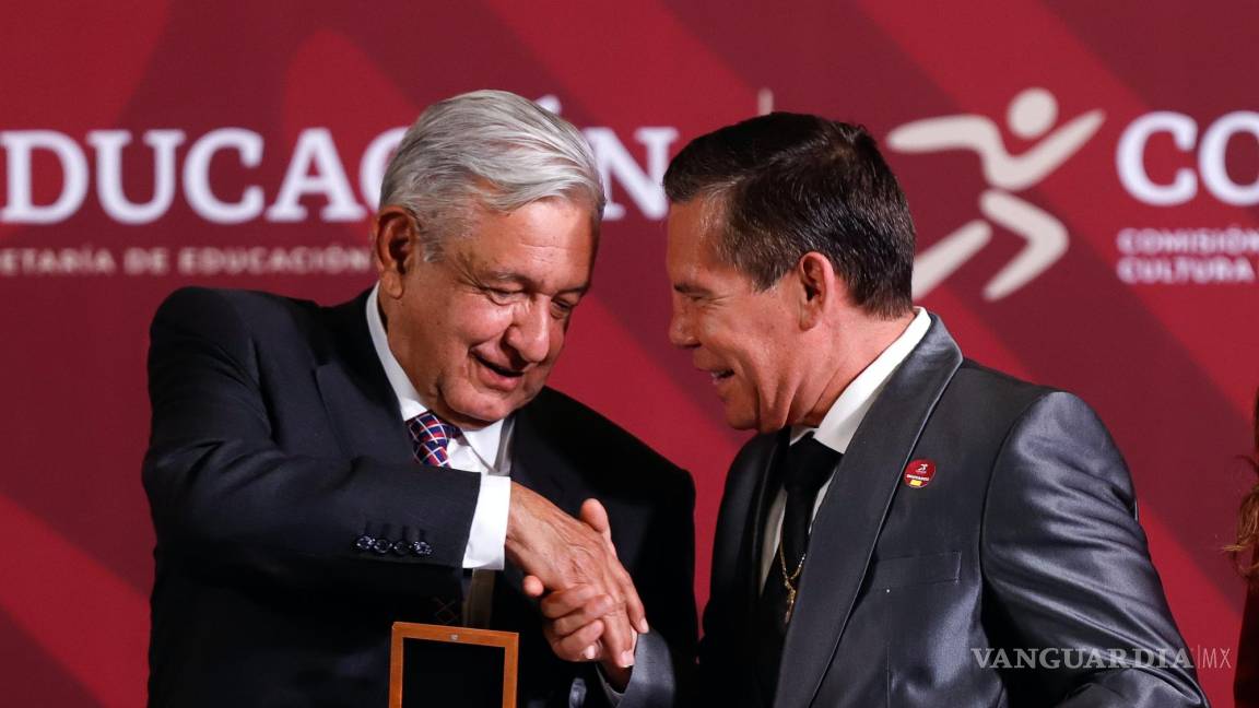 AMLO entre a Julio César Chávez el Premio Nacional del Deporte