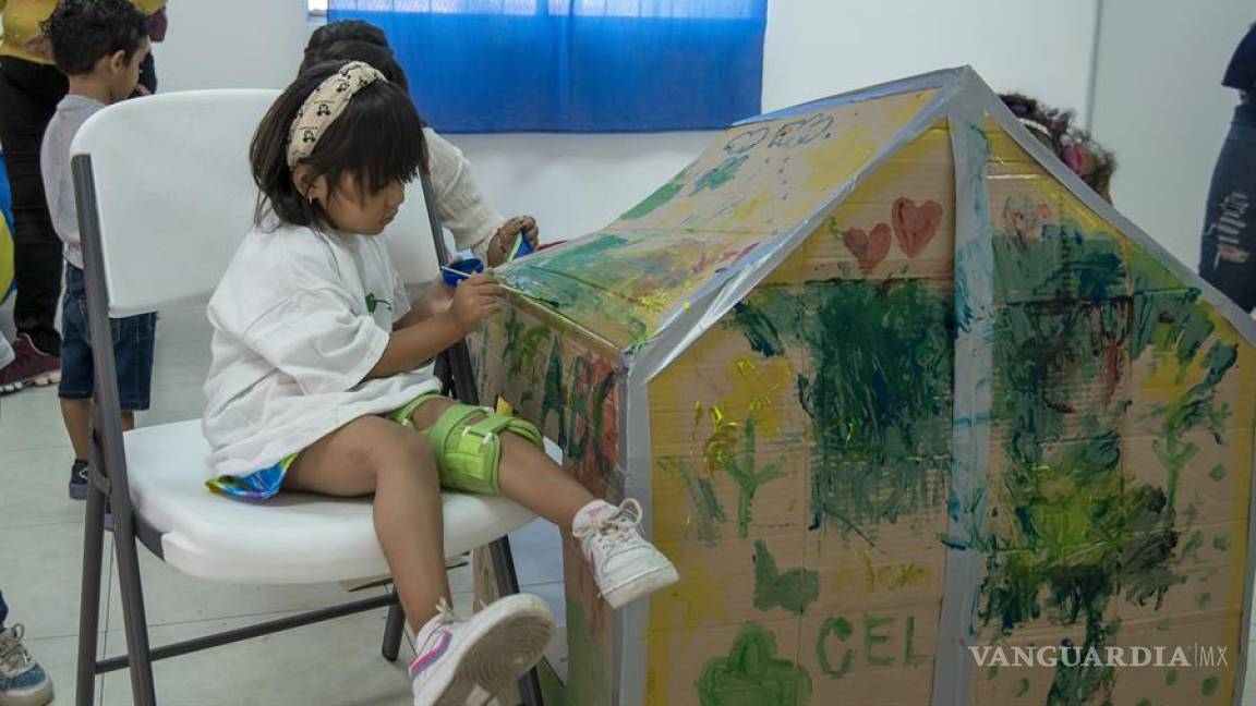 $!Una niña juega con una casa de cartón en un centro comunitario de Atención a la Primera Infancia (CCAPI) en el municipio de Saltillo, en el estado de Coahuila.