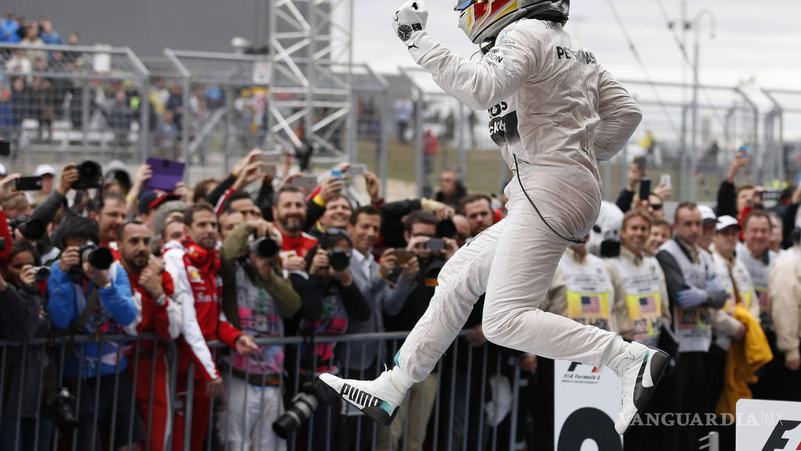 Lewis Hamilton festeja la corona