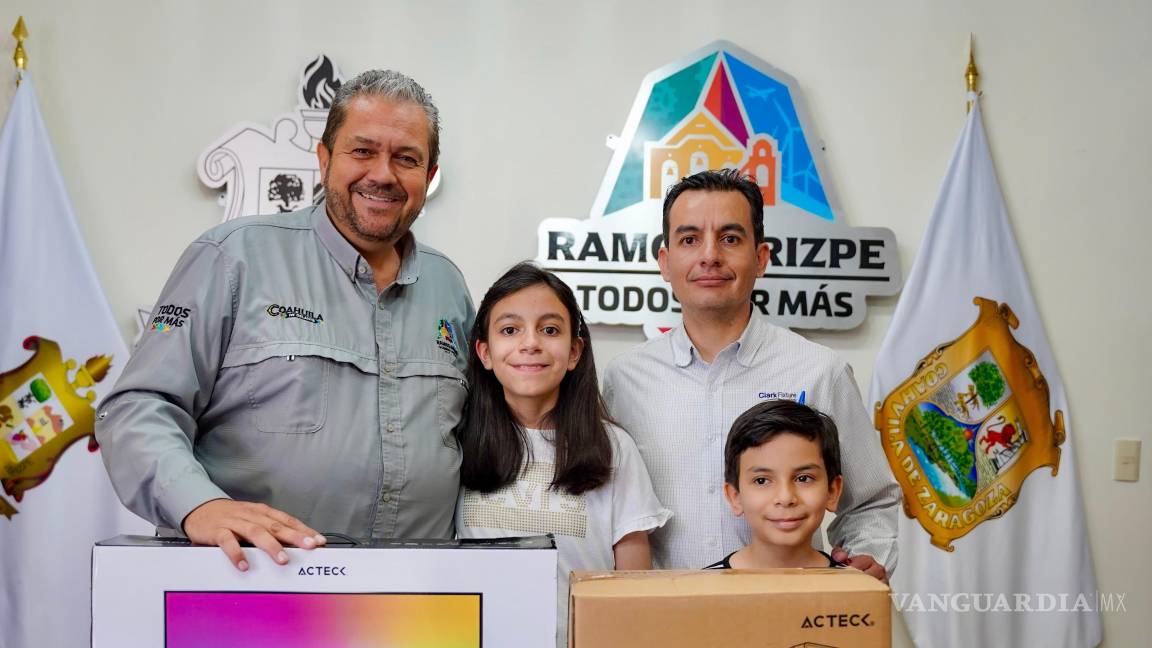$!El alcalde Tomás Gutiérrez entrega reconocimiento y una computadora a Ivanna Ozuna por su destacada participación en la Olimpiada del Conocimiento Infantil 2025.