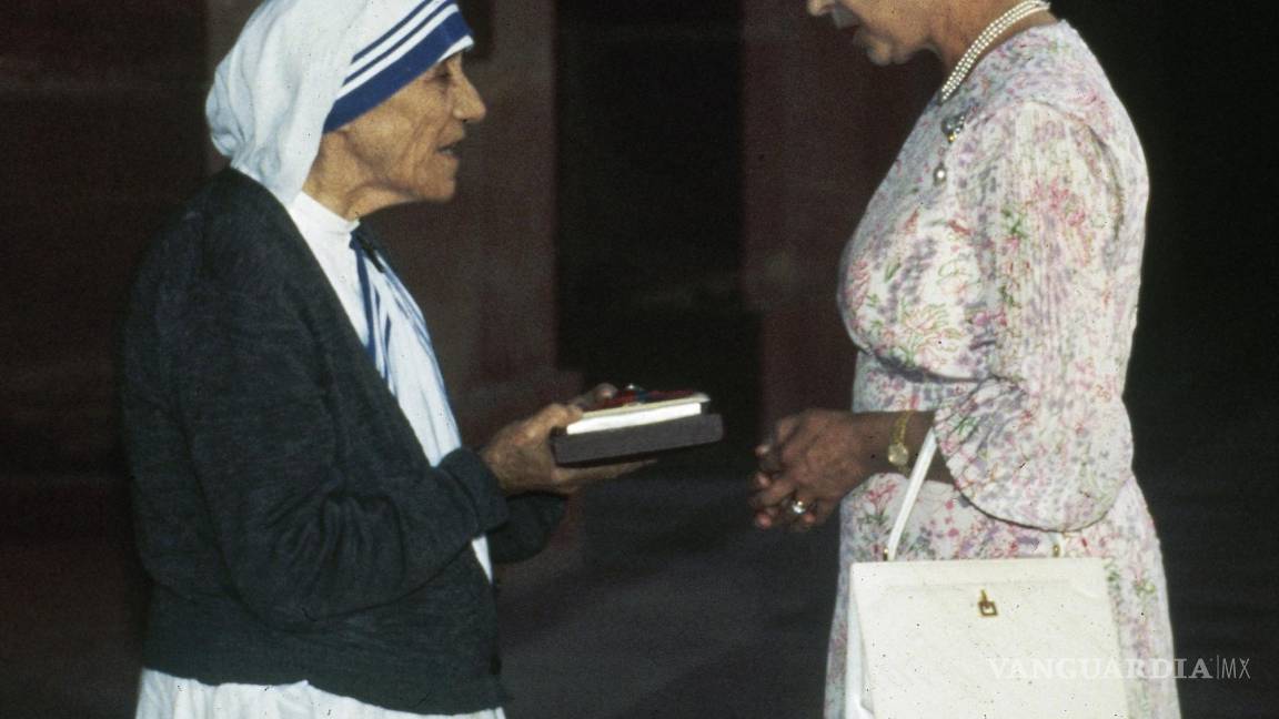 $!Imagen del 24 de noviembre de 1983, la Madre Teresa de Calcuta (i), recibe la Insignia de la Orden Honoraria del Mérito de manos de la Reina Isabel II.