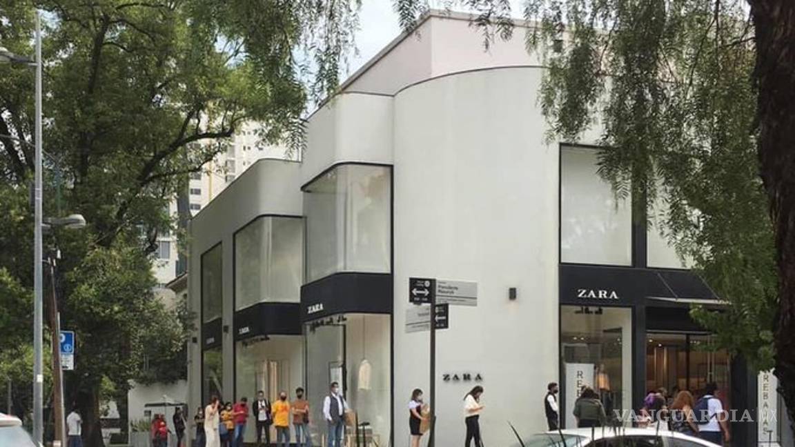 $!Critican enormes filas para comprar en tiendas Zara en México