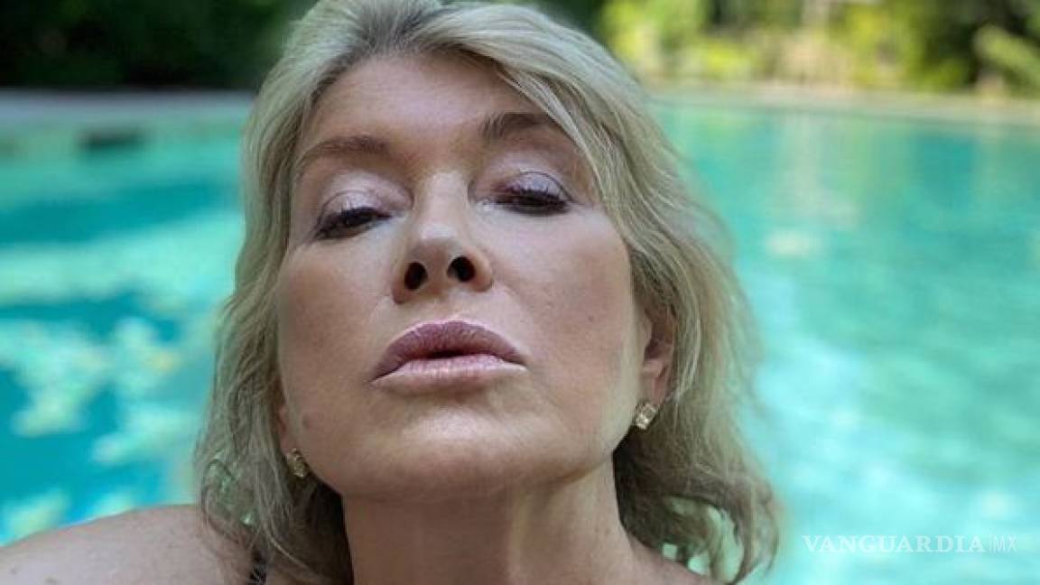 A sus 79 años, Martha Stewart posa desde la piscina