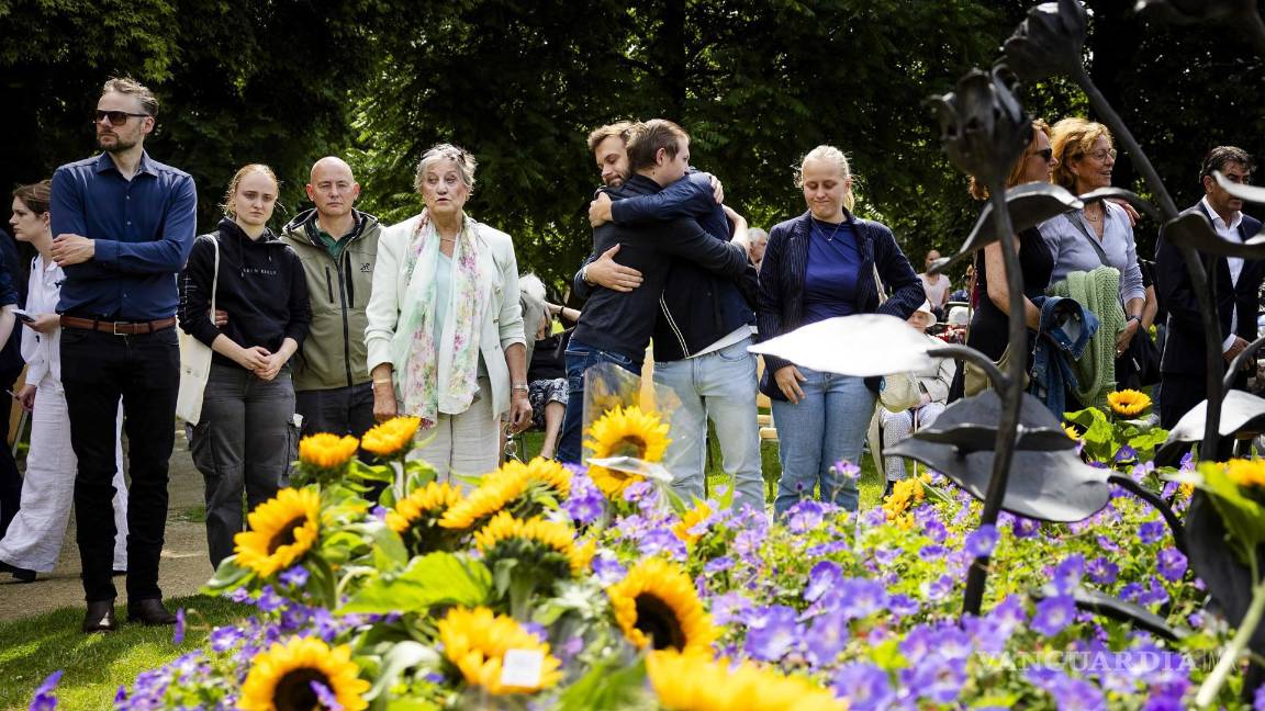 $!Familiares de las víctimas en una reunión en memoria de las víctimas del desastre aéreo del MH17 de Malaysia Airlines en Hilversum, Países Bajos.