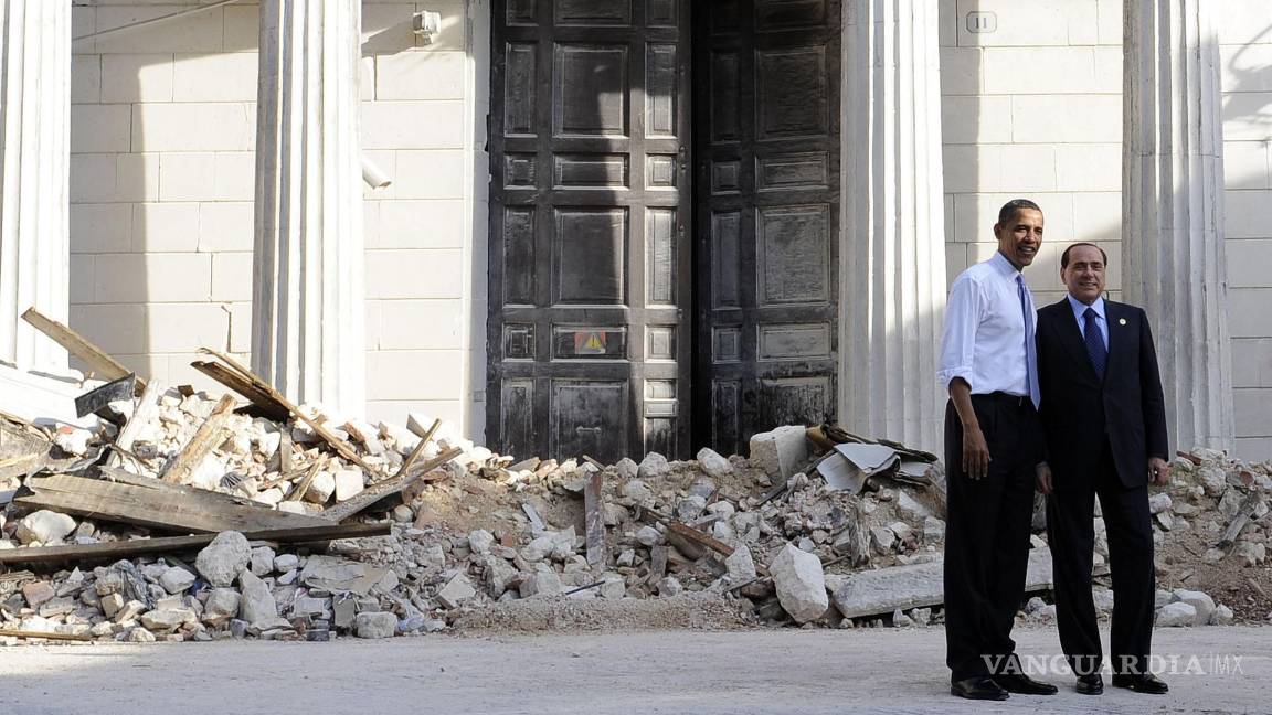 $!6/04/2009. El primer ministro italiano, Silvio Berlusconi y el presidente estadounidense, Barack Obama, en al centro de L’Aquila devastado por el terremoto.