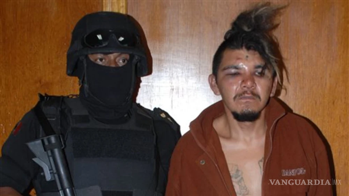 $!Omar Yoguez Singu, a la derecha, es presentado ante los medios por la policía en Oaxaca, México, el sábado. Singu, de 32 años, fue arrestado por presuntamente violar y matar a Marcella Grace Eiler, de 20 años, de Eugene, Oregon