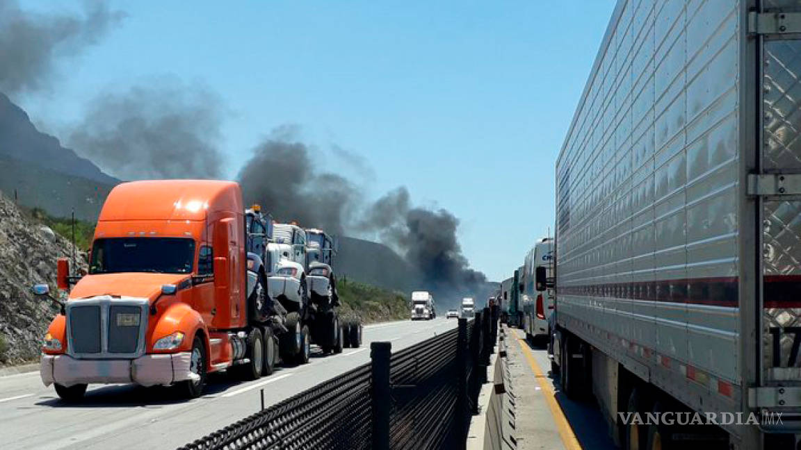Autopista Saltillo-Monterrey detenida por incendio