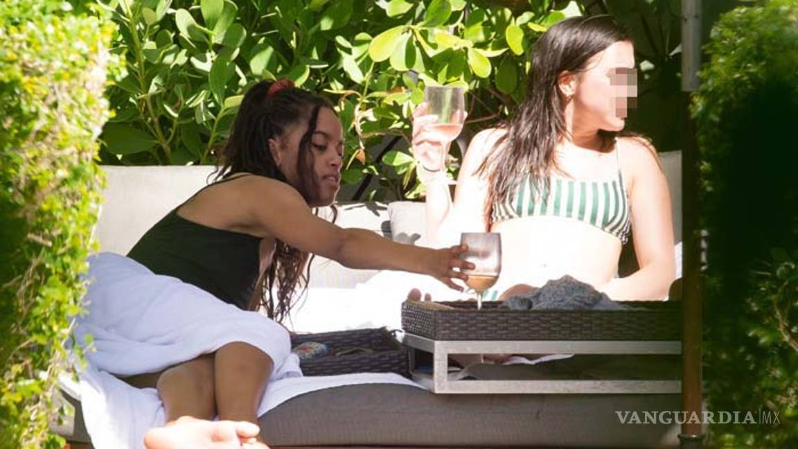 $!Malia Obama es menor de edad, pero eso no le impide beber con sus amigas