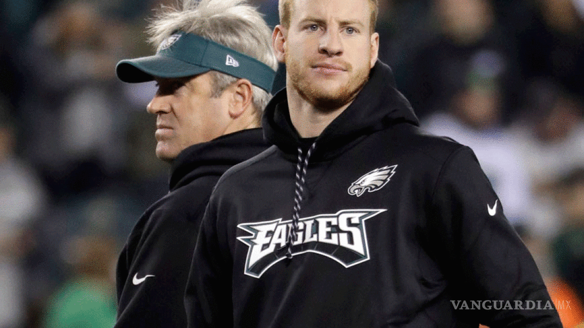 Carson Wentz, de candidato a MVP, a porrista con los Eagles