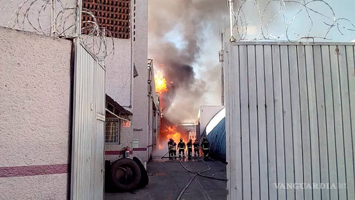 Incendio en fábrica de CDMX deja una persona herida y 2 mil evacuados