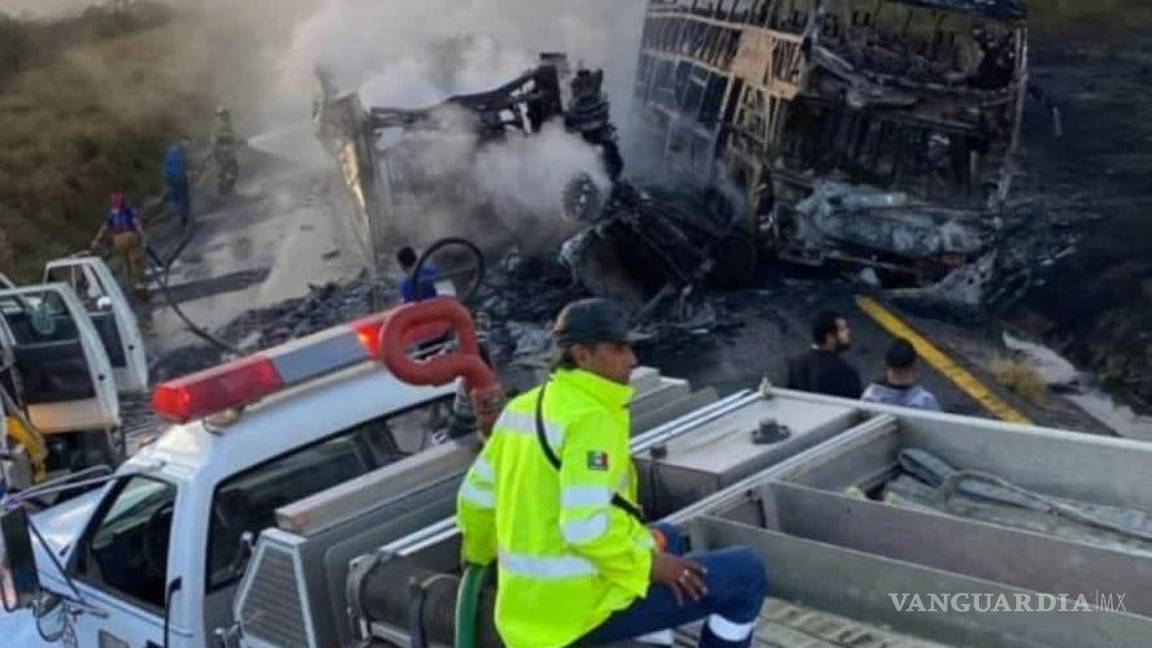 $!Aumenta a 23 los muertos por el choque entre autobús y camión en Sinaloa, identifican a 19