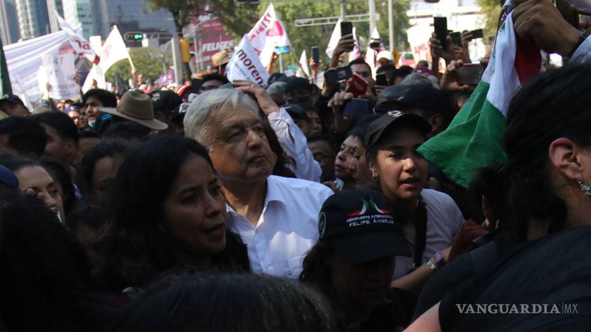 Tras 5 horas de marcha, AMLO llega al Zócalo para Cuarto Informe