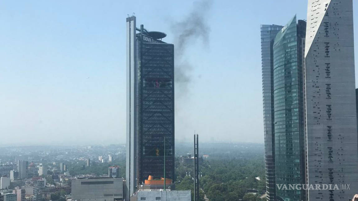 Falla eléctrica provoca salida de humo en la Torre Bancomer de CDMX