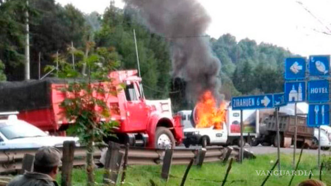 Delincuentes incendian vehículos y bloquean carretera de Michoacán