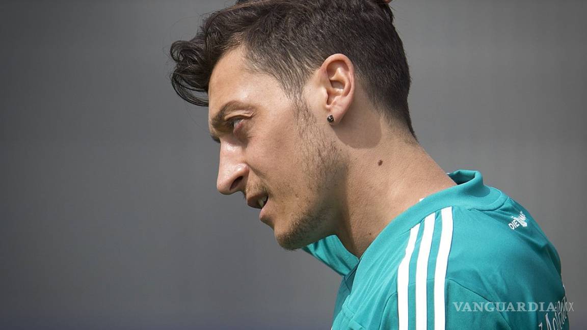 Por supuestos comentarios racistas de la Federación Alemana, Özil deja a la Selección