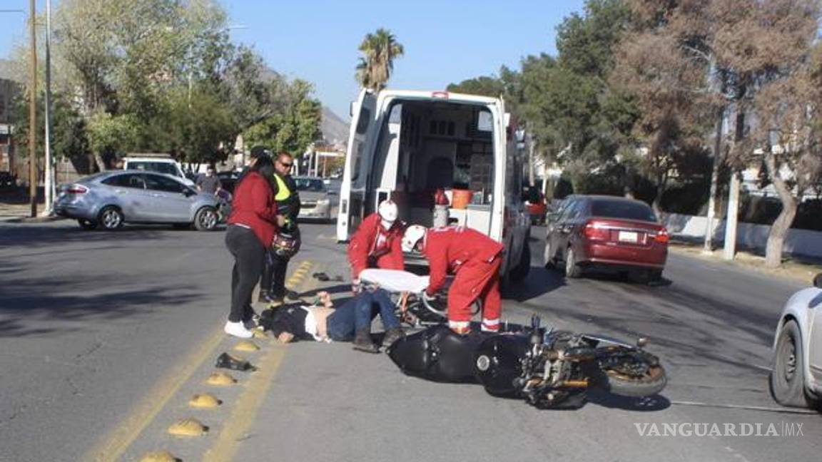 Auto no respeta alto y embiste a motociclista, en el centro de Saltillo