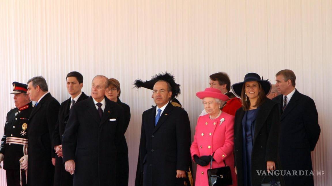 $!El príncipe Felipe, la Reyna Isabel II, Felipe Calderón Hinojosa, presidente de México, su esposa, Margarita Zavala en el Palacio de Buckingham.