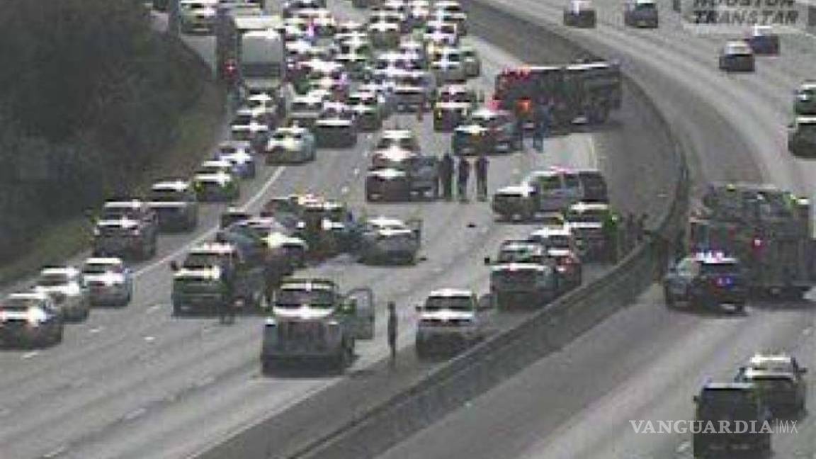 $!Pánico en Houston tras tiroteo entre autos en autopista