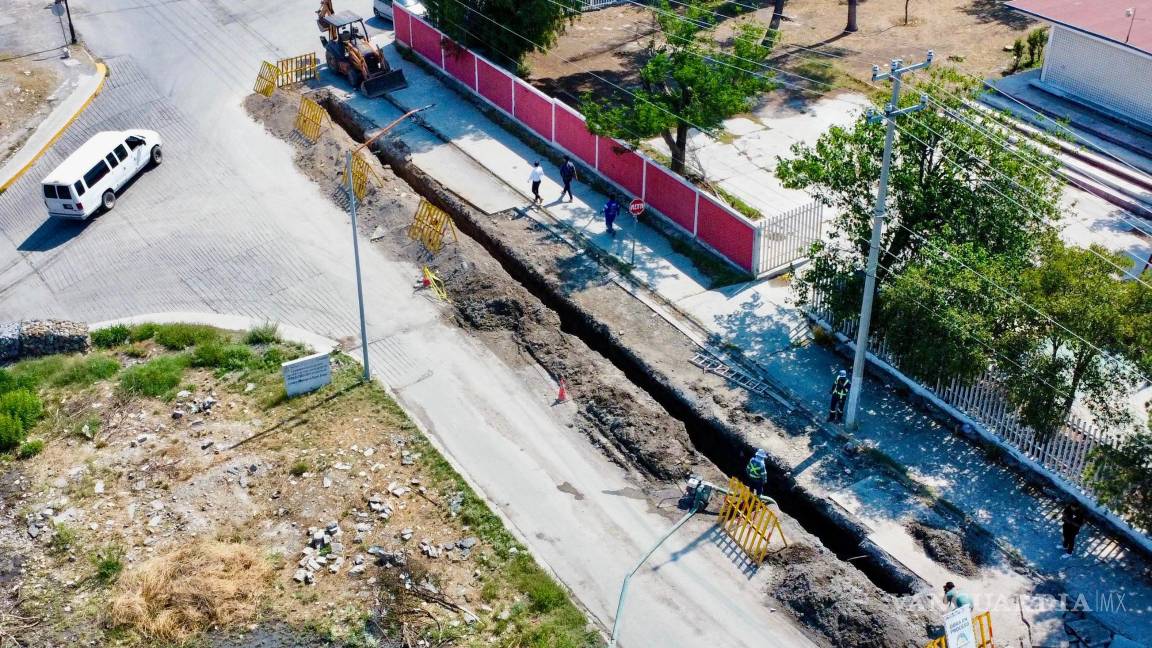 $!Un tramo colapsado del drenaje sanitario provocó la salida de aguas negras a la vía pública en la calle Zaragoza.