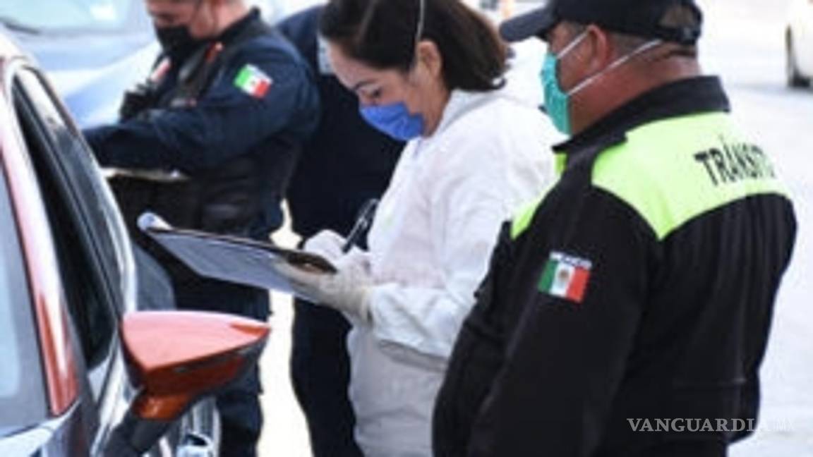 $!Policías revisan que personan que ingresan a Coahuila porten cubrebocas