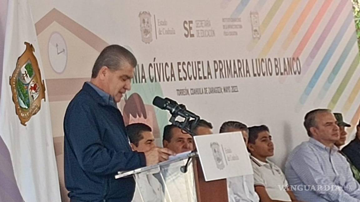 Encabeza el Gobernador de Coahuila, Miguel Riquelme, ceremonia cívica en primaria de Torreón