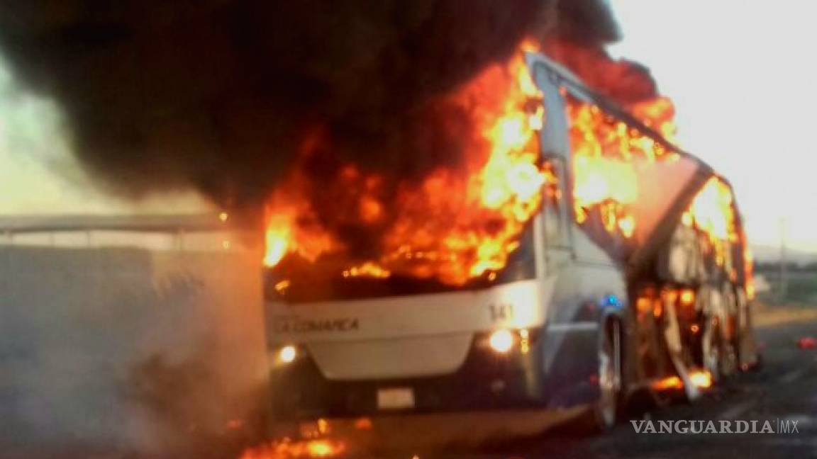 Se incendia camión de pasajeros en la carretera a Ciudad Juárez