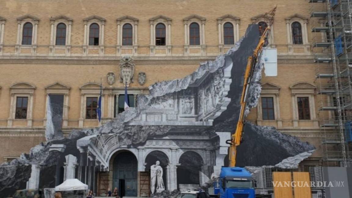 Artista urbano JR realiza un mural en el Palazzo Farnese en Roma