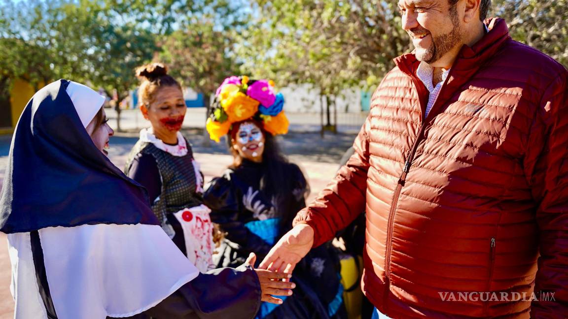 $!El programa Ola Verde ofrece empleo digno a mujeres de Ramos Arizpe dedicadas a limpieza, deshierbe y embellecimiento urbano, recordó Tomás Gutiérrez.